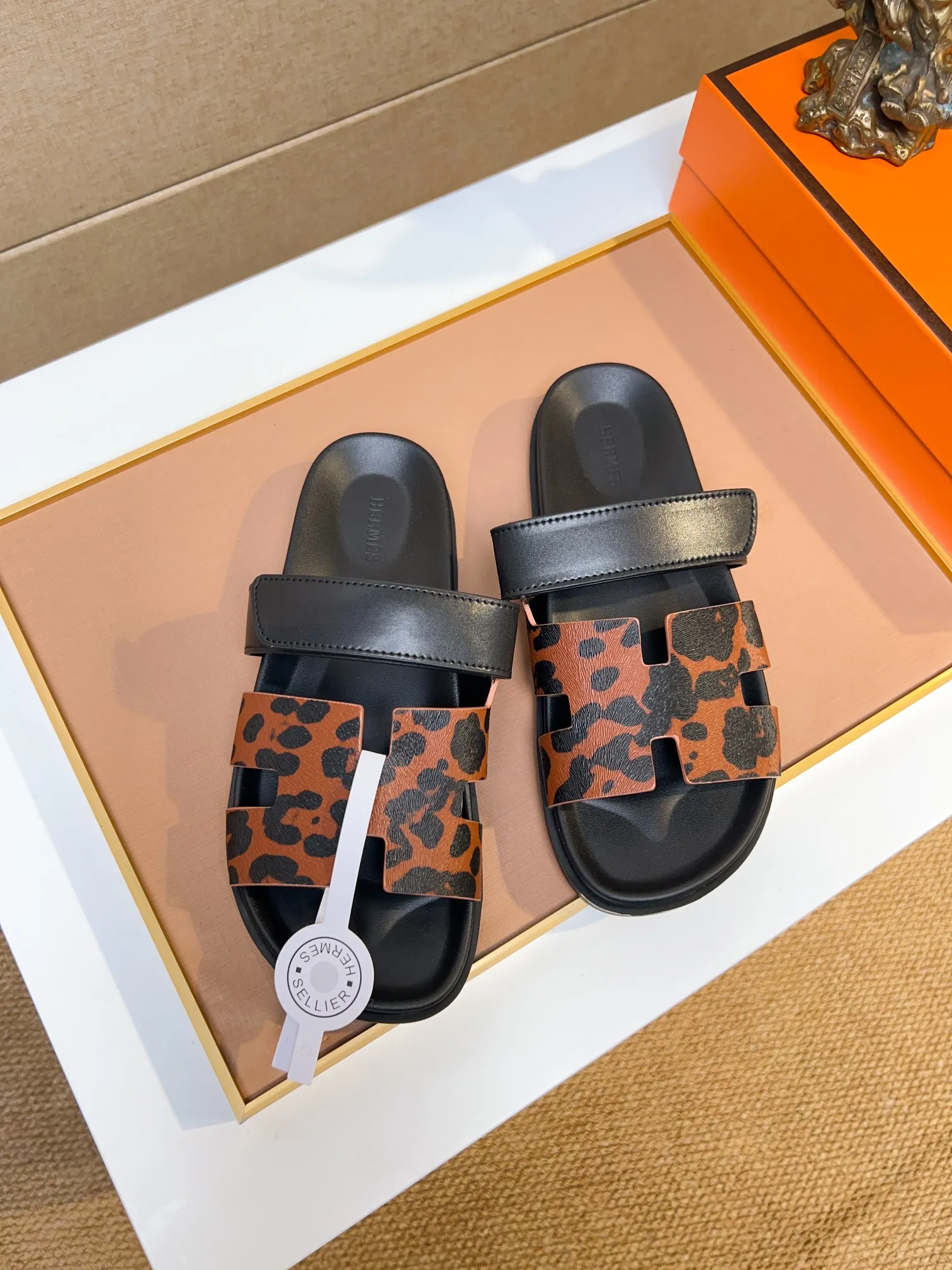 Men's clothing and shoes 💰340 💅💅💅 new arrival. Hermes Hermes official website latest counter synchronized new oran color leather H slippers, the original Paris version flew back to the original model and opened the mold to make it perfectly🍌The highest quality Sincerity, you can enter and leave the counter at will [Deyi] The upper is made of original customized  colored palm prints, crocodile print, ostrich print, colored cow leather, colored cow suede, 🤔 horse hair, 🥳 colored diamonds, 🥰 3D printing, and other genuine leather slippers, imported cow pattern foot pad lining, Italian  latest original genuine leather combination outsole Code number: 38-48 (customized at 46.47.48) Can be made into picture combination sole with genuine leather pattern and ordinary molded outsole